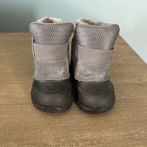The north face toddler boots, waterproof. Size 7 toddler boy